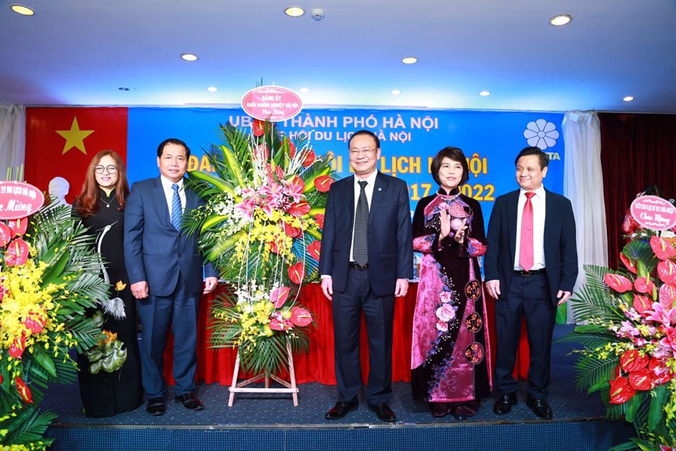Tặng hoa và trao quyết định cho ông Nguyễn Mạnh Thản – tân Chủ tịch Hiệp hội Du lịch Hà Nội